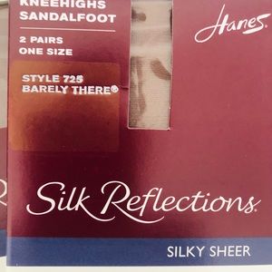 Silk reflections. Kneehighs sandalfoot by Hanes. Color barely there